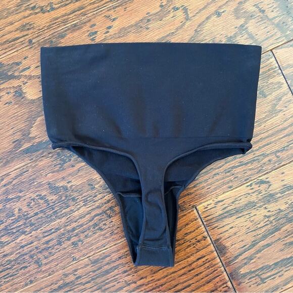 SKIMS Sculpting Mid Waist Thong in Black Size Small/Medium NEW w/o Tag - Picture 5 of 7